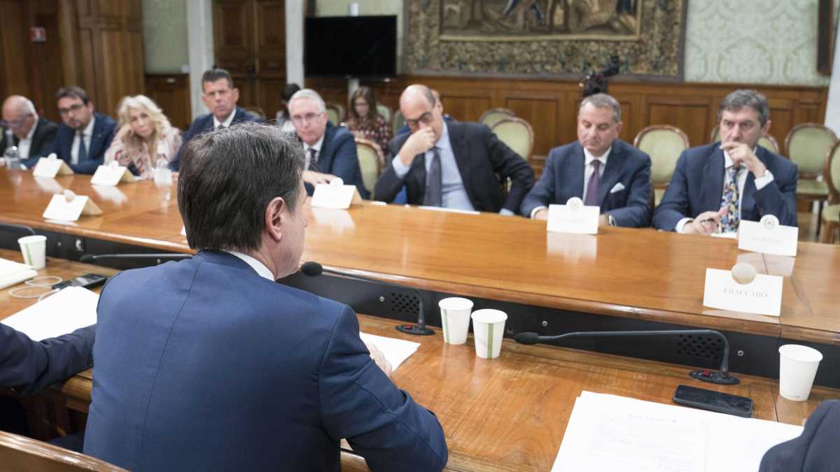 Immagine di Covid, Marsilio: "Conte sbaglia, ci costringe a fare il partito delle regioni"