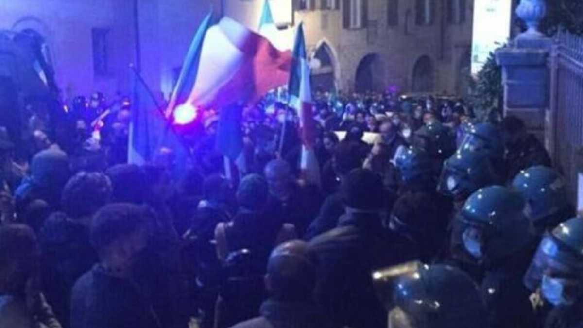 Immagine di "Andiamo a prenderlo a casa!". Così la Lega ha aizzato la piazza contro Gori