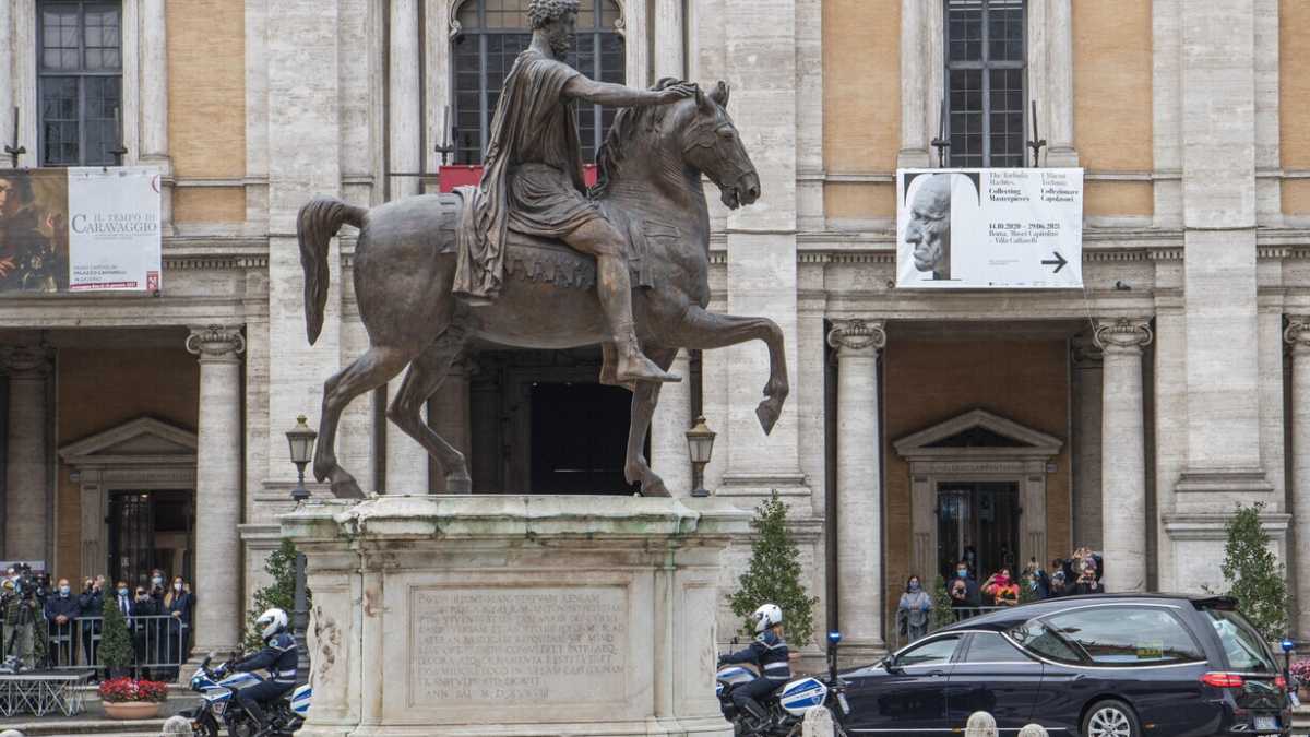 Immagine di De Vito, Raggi e Veltroni: per l'addio a Gigi Proietti Roma si è svegliata con tre sindaci