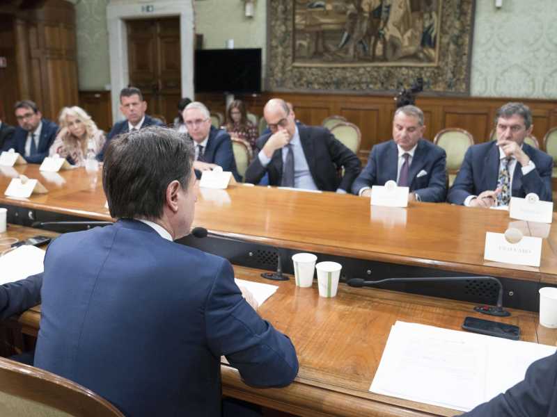Covid, Marsilio: "Conte sbaglia, ci costringe a fare il partito delle regioni"