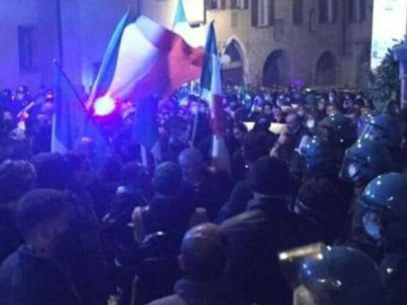 "Andiamo a prenderlo a casa!". Così la Lega ha aizzato la piazza contro Gori
