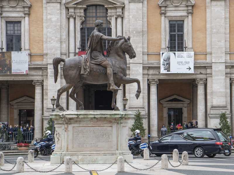 De Vito, Raggi e Veltroni: per l'addio a Gigi Proietti Roma si è svegliata con tre sindaci