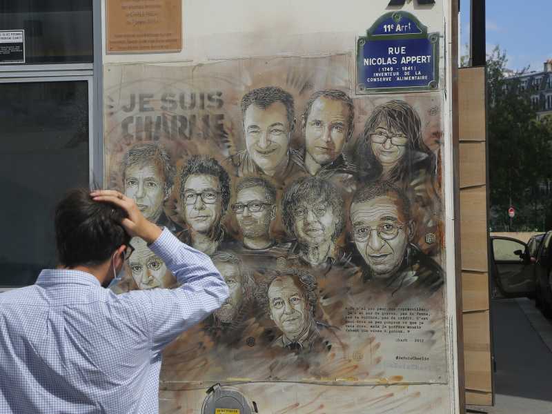 Murale di 'C215' in omaggio ai membri del quotidiano satirico Charlie Hebdo uccisi dai jihadisti nel gennaio 2015 (LaPresse)&nbsp;<br />