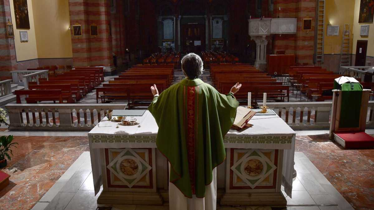 Immagine di L'appello dei vescovi e degli intellettuali francesi: "Le chiese restino aperte"