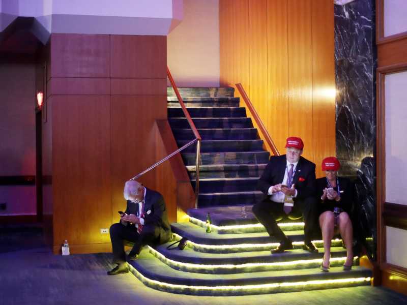 Sostenitori di Trump controllano i loro telefonini nella notte delle elezioni del 2016 a New York (Foto di Chip Somodevilla / Getty Images)&nbsp;<br />