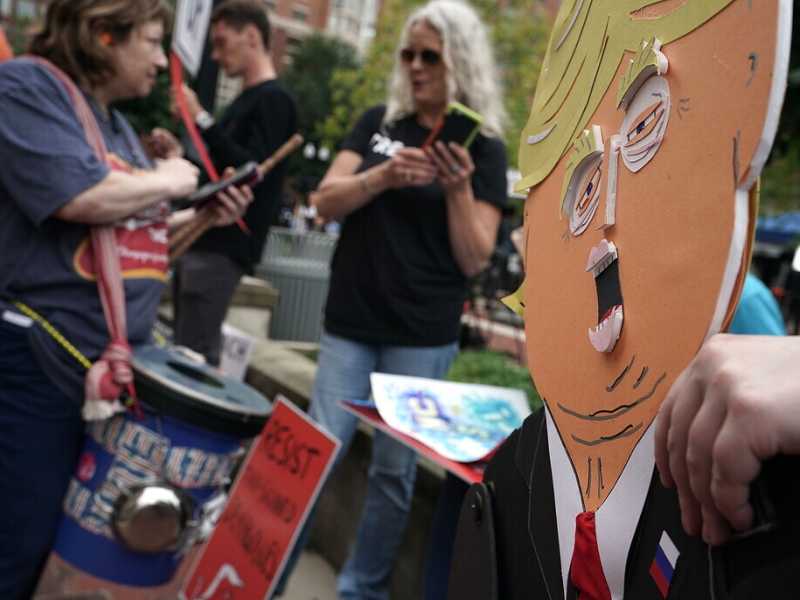 Un fantoccio del presidente Trump durante una protesta davanti al tribunale degli Stati Uniti Albert V. Bryan (Foto di Alex Wong / Getty Images) <br />&nbsp;<br />