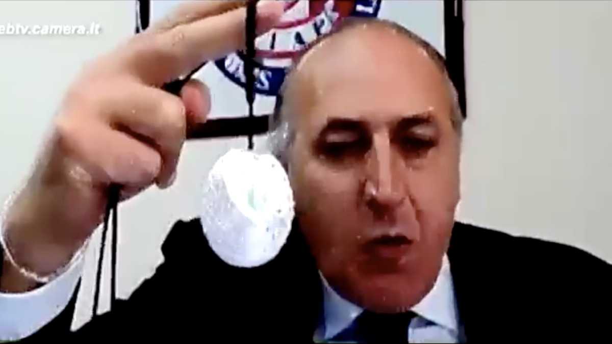 Immagine di L'esperto di Emiliano ha la soluzione per il virus: un ciondolo magico