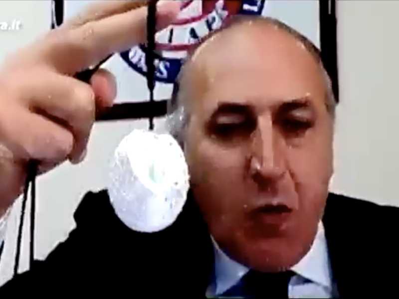 L'esperto di Emiliano ha la soluzione per il virus: un ciondolo magico