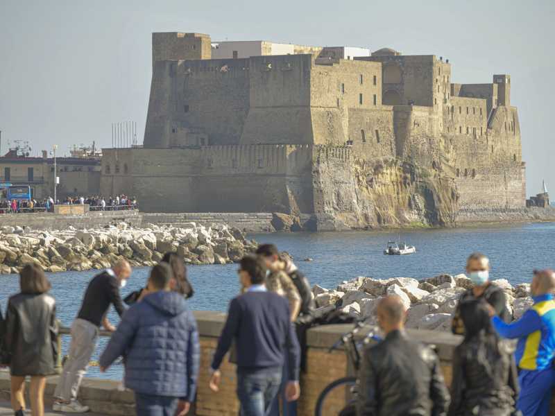 Folla sul lungomare di Napoli domenica, nonostante l'alto numero di contagi da Covid 19 in Campania (Ansa) <br />