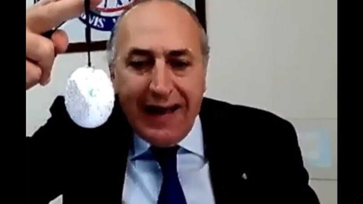 Immagine di L'esperto di Emiliano che propagandava il ciondolo magico anti Covid si è dimesso