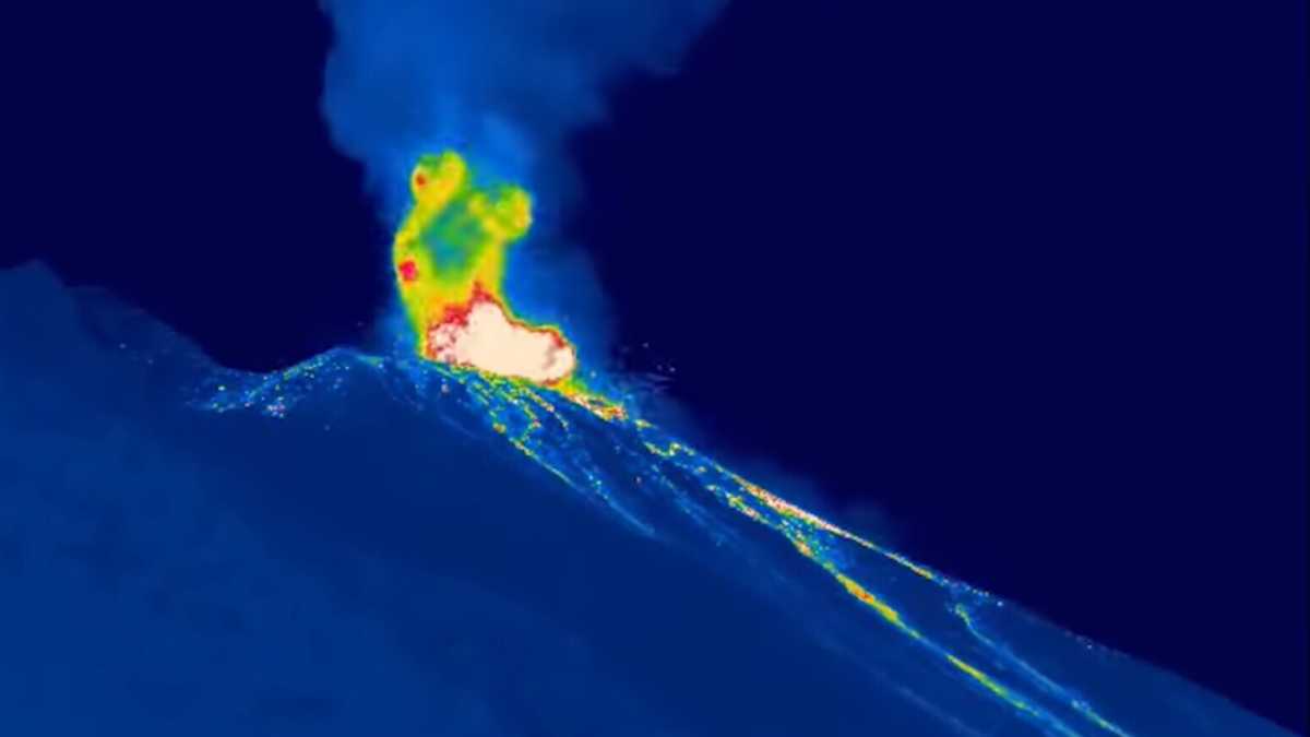 Le immagini notturne dell'esplosione dello Stromboli