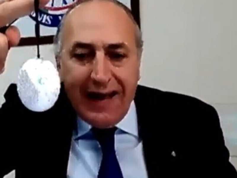 L'esperto di Emiliano che propagandava il ciondolo magico anti Covid si è dimesso