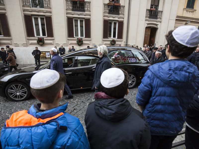 I funerali di Piero Terracina al ghetto ebraico di Roma (LaPresse)&nbsp;<br />