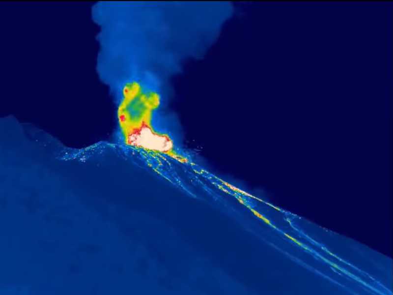 Le immagini notturne dell'esplosione dello Stromboli