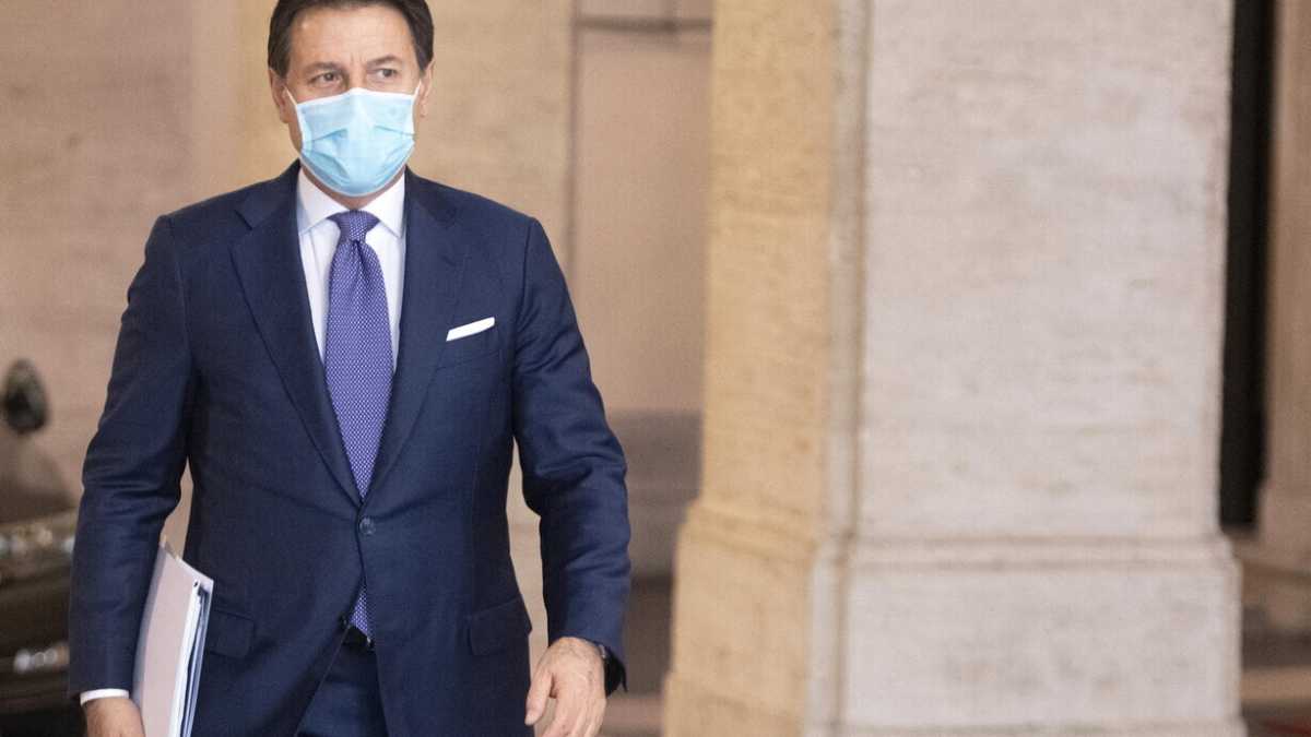 Immagine di Covid, Conte: "No al lockdown, il Dpcm non cambia". L'esercito a Napoli