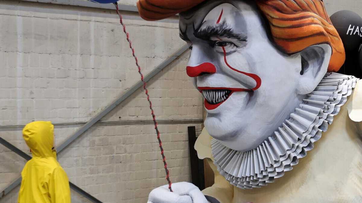 Immagine di Trump, re giullare con la sua corte