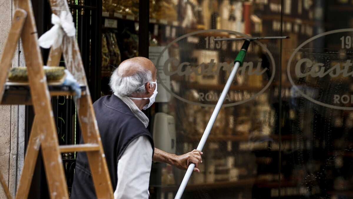 Immagine di Natale col Covid. Negozi e pasticcerie si preparano alla resistenza