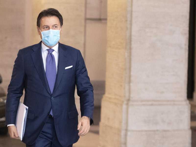 Covid, Conte: "No al lockdown, il Dpcm non cambia". L'esercito a Napoli