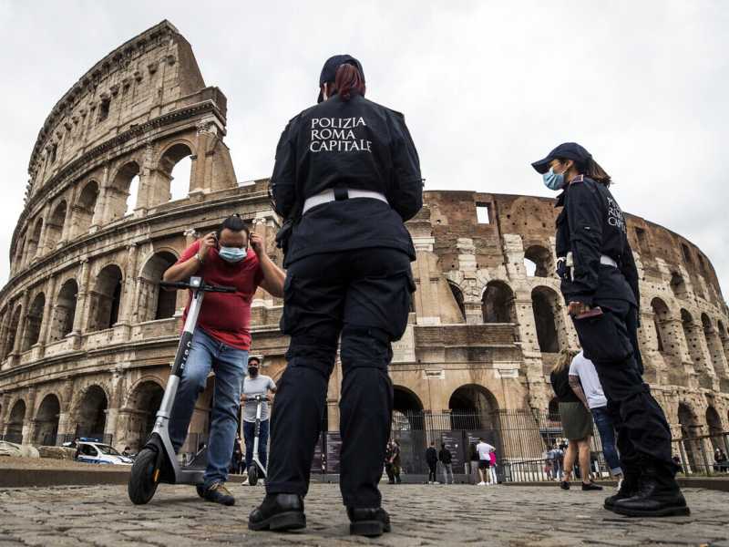 Droni, megafoni e targhe alterne. Le misure creative di Raggi contro gli assembramenti