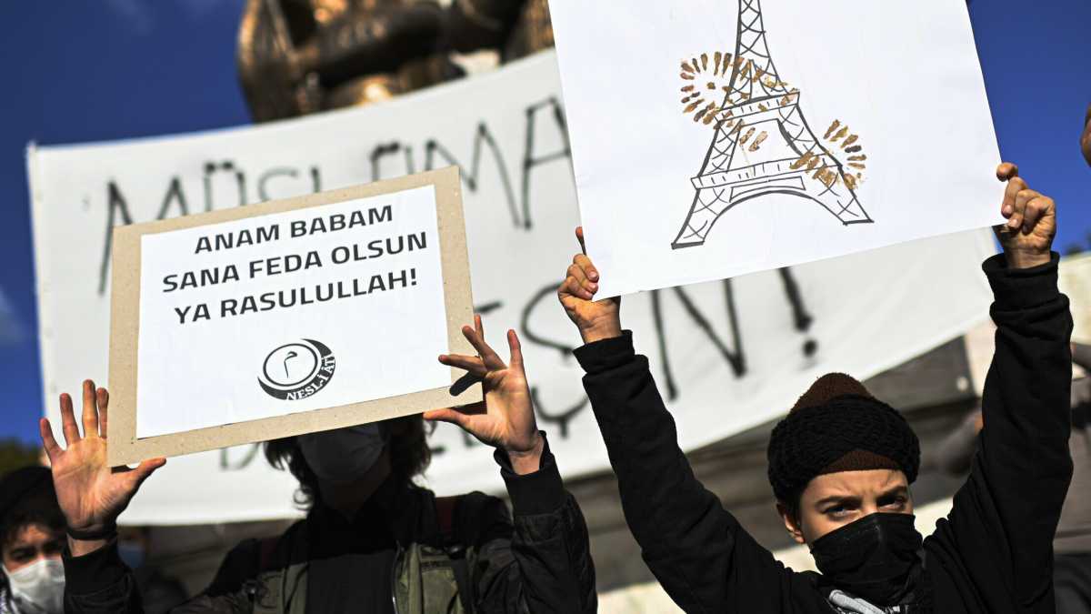 Immagine di "Vi decapiteremo tutti”. La paura islamista soffia sul collo di decine di sindaci e professori di Francia