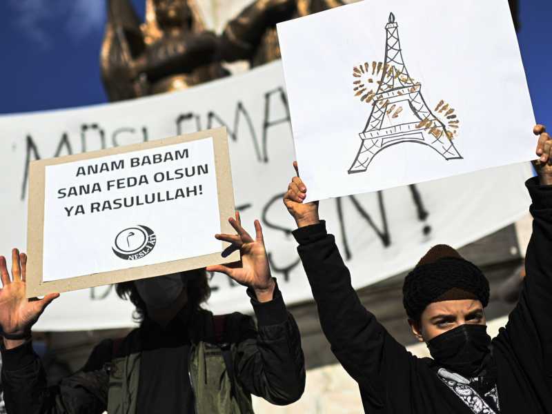 "Vi decapiteremo tutti”. La paura islamista soffia sul collo di decine di sindaci e professori di Francia