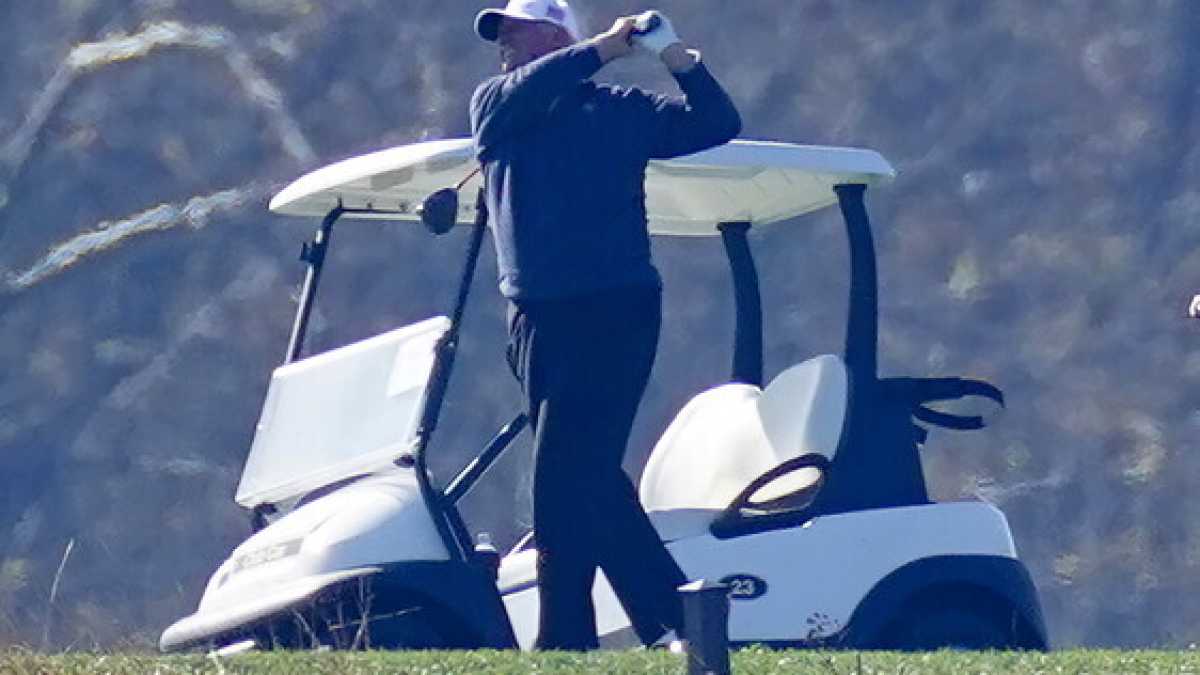 Immagine di Trump vs. Biden, sul campo da golf