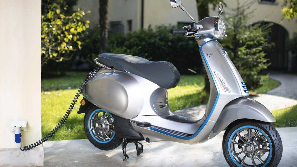 Immagine di Come è bello sibilare con la Vespa (elettrica) per le strade di Roma