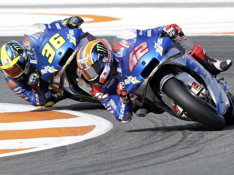 Rins e  Mir a Valencia. Al Gp d'Europa la Suzuki ha centrato una doppietta che mancava dal 1982 (foto LaPresse)&nbsp;<br />