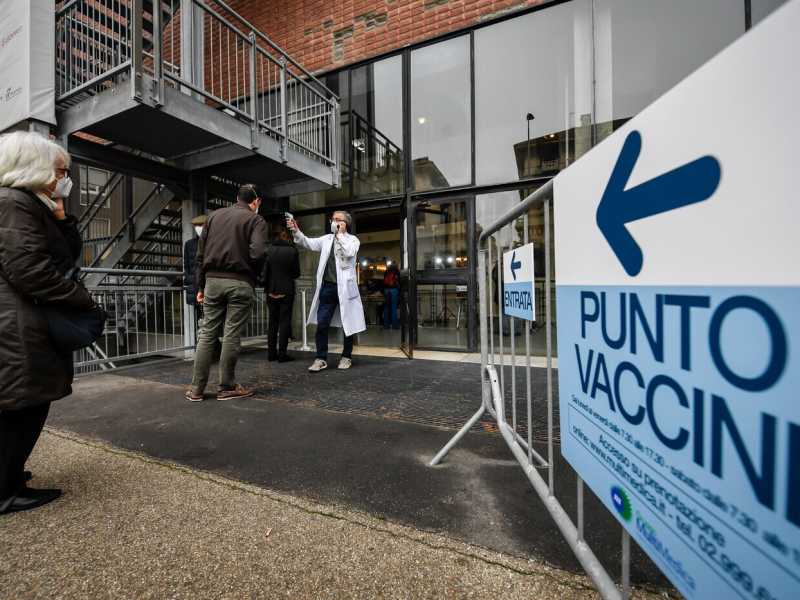 Sui vaccini è tutta l’Italia a essere in zona rossa: il piano non c’è