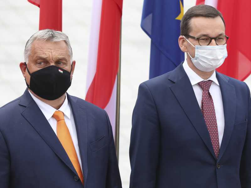 Il premier ungherese Orb&aacute;n e quello polacco Morawiecki (LaPresse)&nbsp;<br />