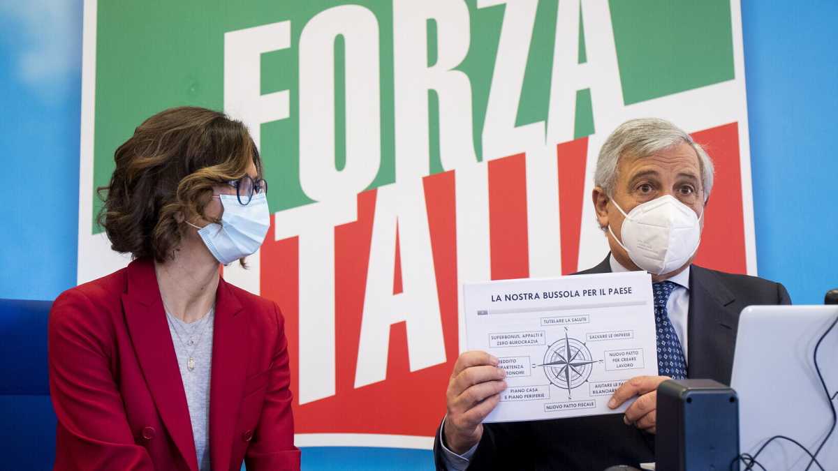 Immagine di Forza Italia sbanda sulle larghe intese. Salvini si prende tre deputati azzurri