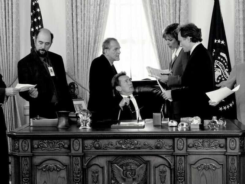(Uno screen dalla serie "The West Wing")
