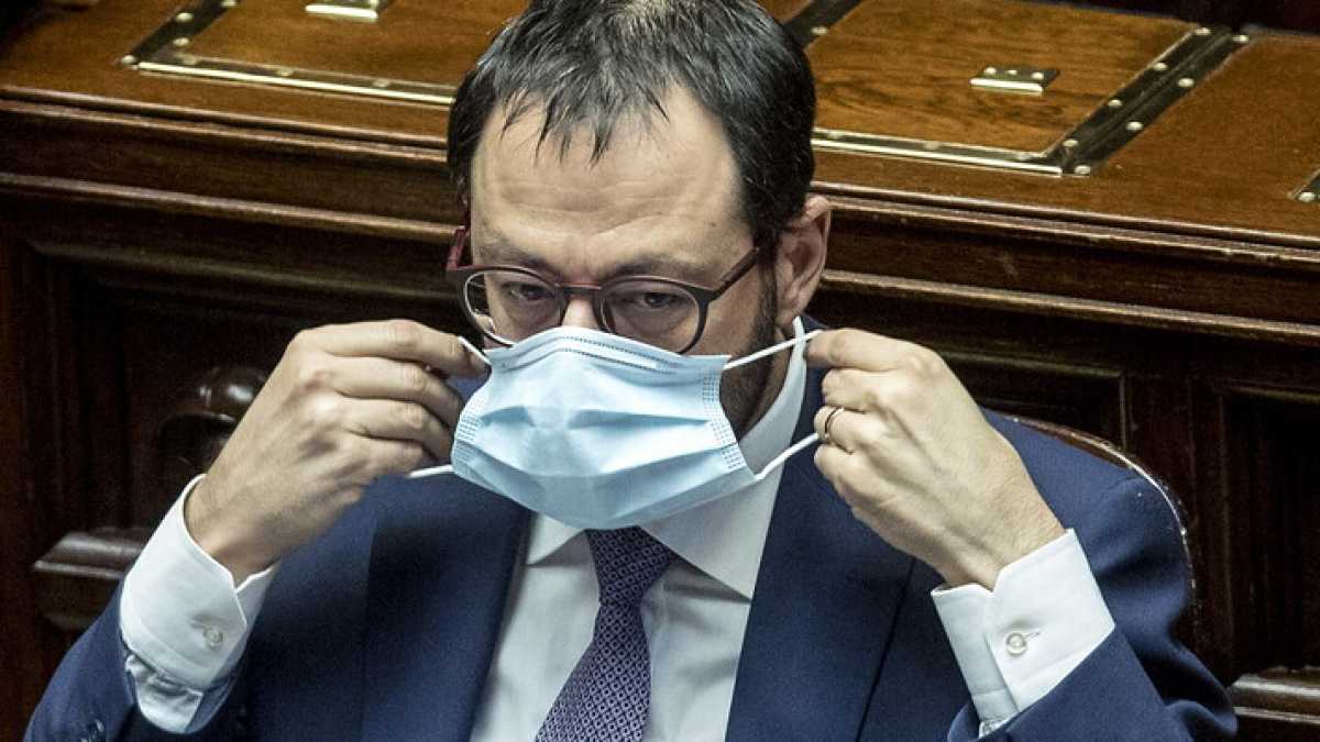 Immagine di Mediaset, il M5s in difesa del Biscione scombina i piani di Salvini