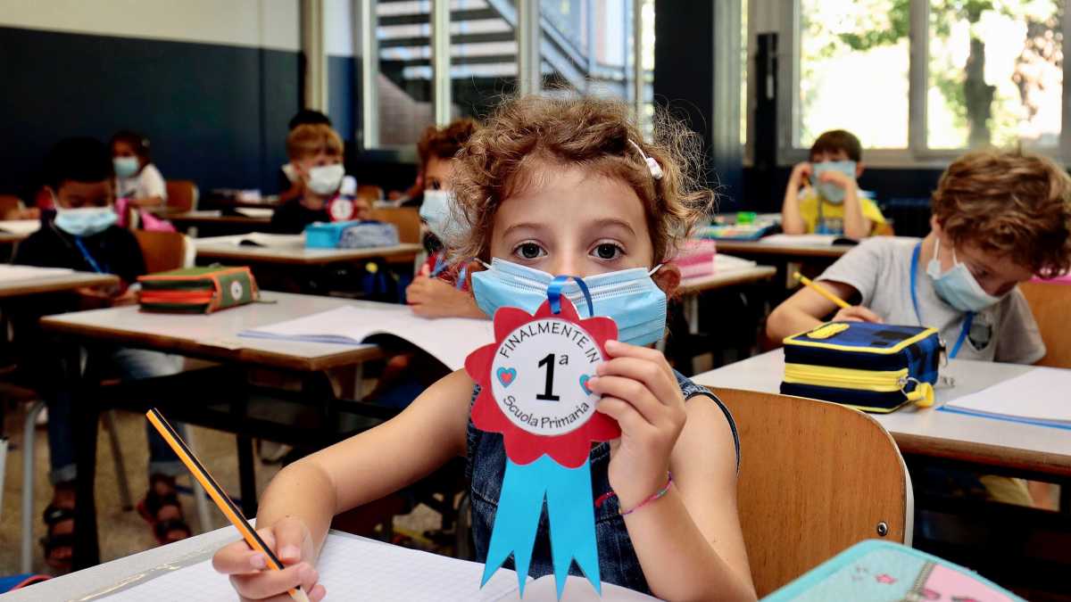 Immagine di "Seduti al banco no". I genitori no-mask e la resistenza dei presidi