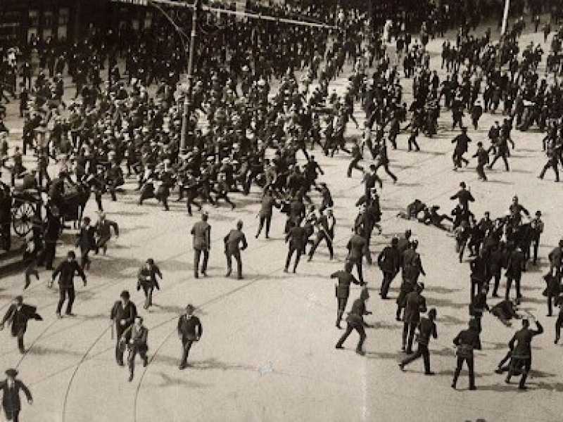 A cent'anni esatti dal primo Bloody Sunday che insanguinò l'Irlanda