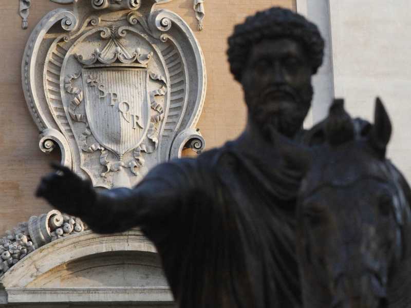 Lo stucchevole minuetto intorno al Campidoglio