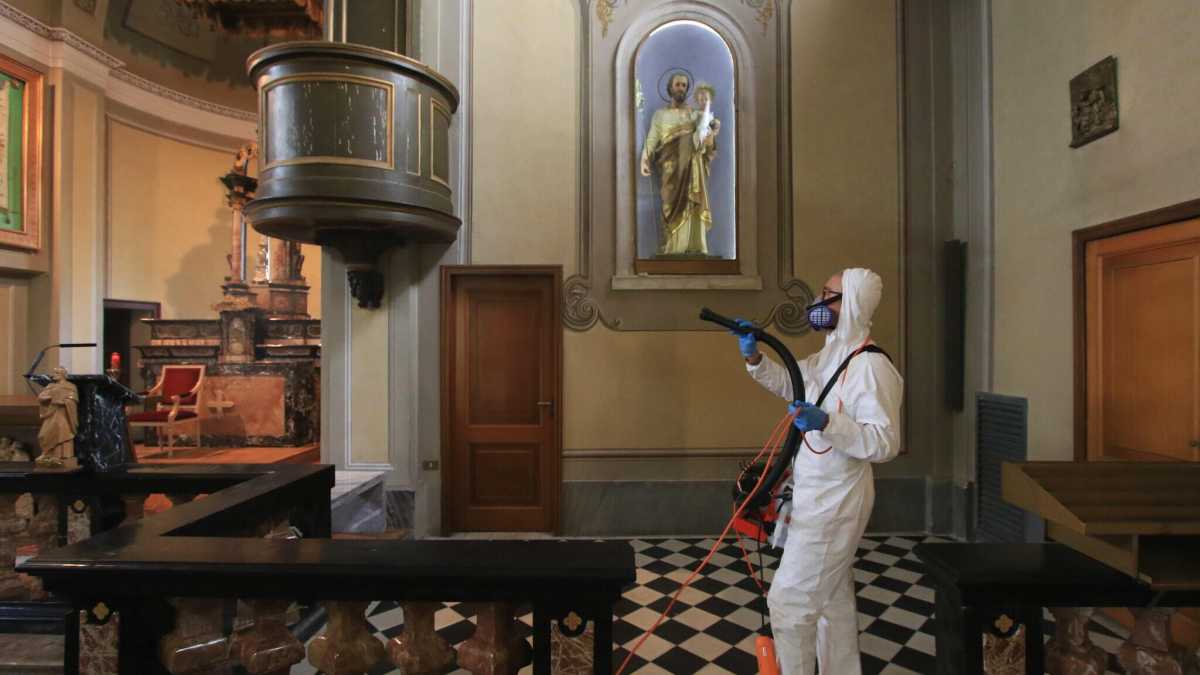 Immagine di Anche Dio in fuga dal virus