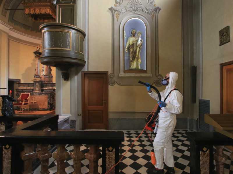 Anche Dio in fuga dal virus