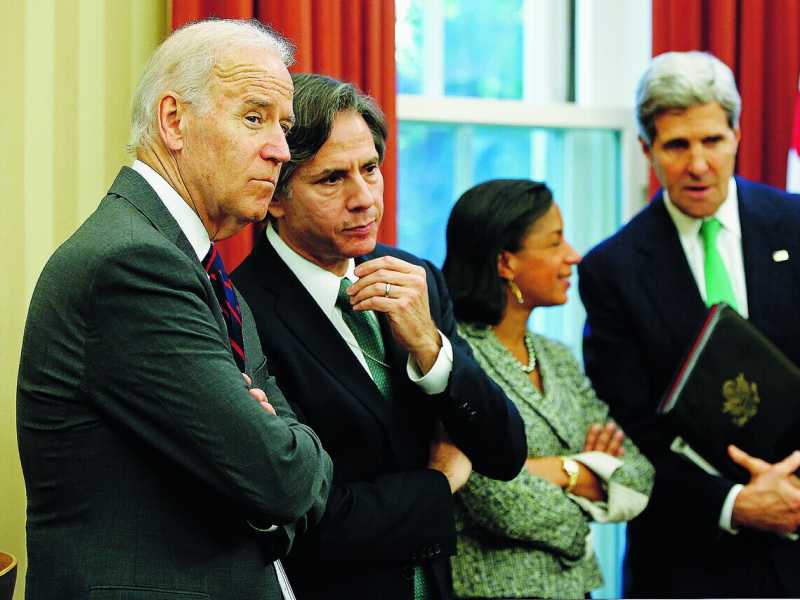 Tony Blinken con il presidente eletto Joe Biden. In fondo a destra John Kerry, scelto come zar per il cambiamento climatico (Jonathan Ernst/Reuters)&nbsp;<br />