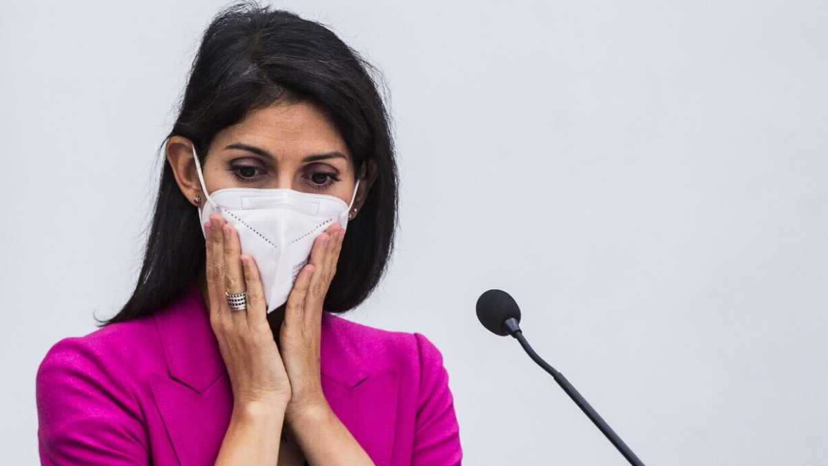 Immagine di Il Natale di Raggi. La sindaca scrive ai grillini: "Venite a impacchettare i regali"