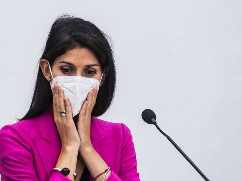 Il Natale di Raggi. La sindaca scrive ai grillini: "Venite a impacchettare i regali"