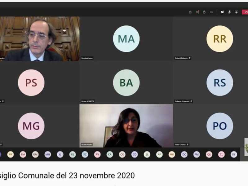 A Parma si parla di violenza di genere, e il meloniano mostra il sedere in streaming