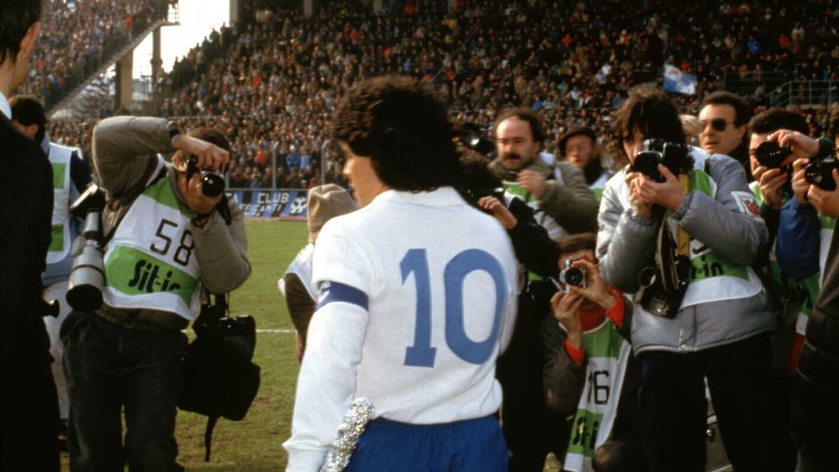 Immagine di "Arrivò Diego, e a Napoli cambiò tutto". Parla Mauro, che a Maradona cedette il 10