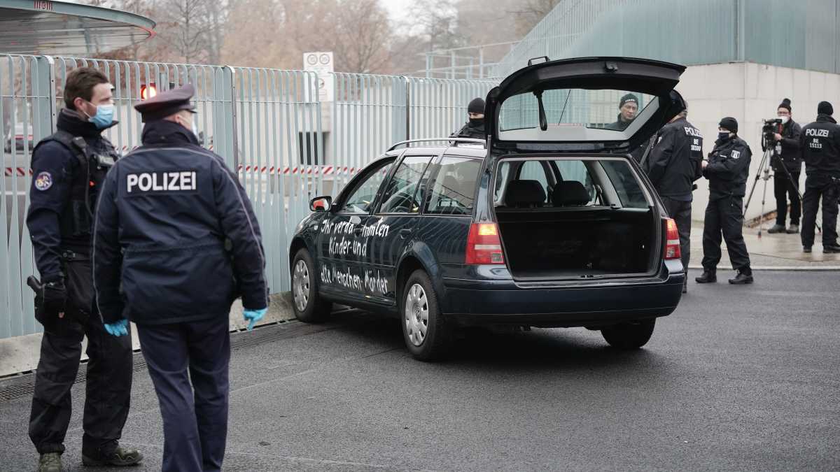 Immagine di Un'auto lanciata contro il cancello di Angela Merkel