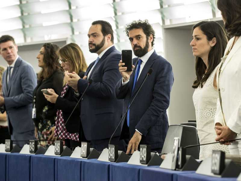 Il paradigma Giarrusso: come danneggiare finanziatori (Irbm) e cittadini sul vaccino
