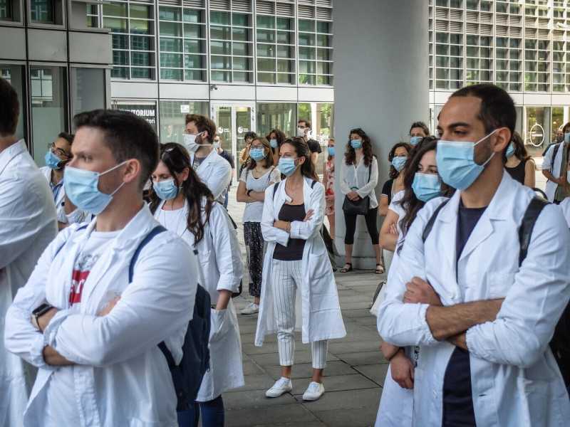 Ci sono 23 mila medici in ostaggio del Ministero