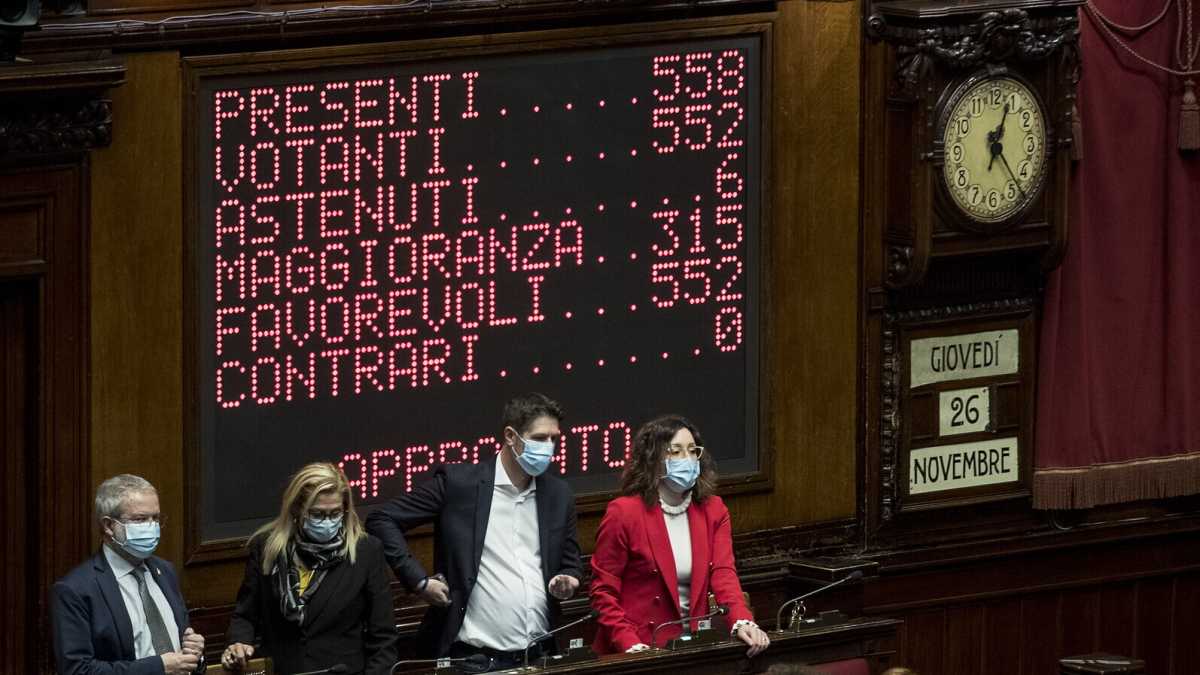 Immagine di Il Cav. fa scostare Salvini e Meloni. E Franceschini lo elogia. Tutto il centrodestra vota insieme al governo