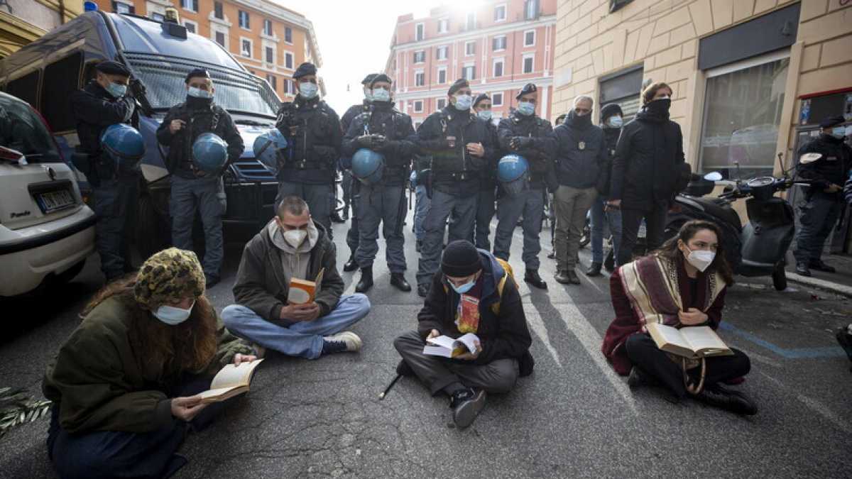 Immagine di Gli sgomberi simultanei (Cinema Palazzo e Forza Nuova) e il testa-coda di Virginia Raggi