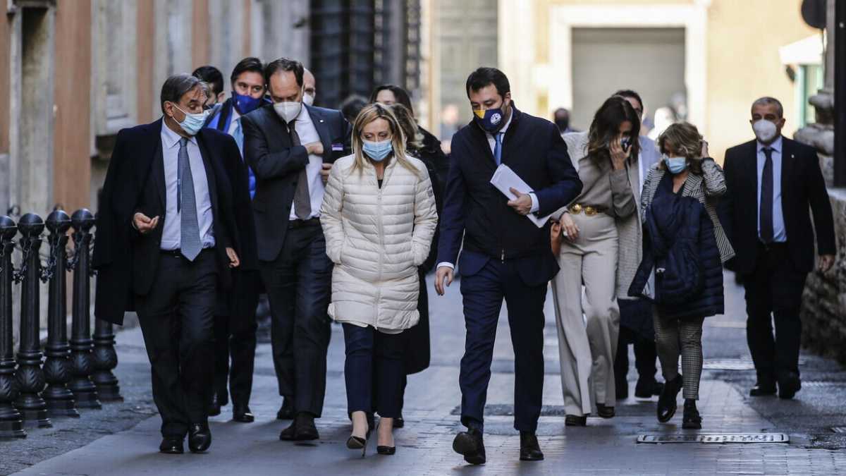 Immagine di Il cucchiaio del Cav. fa infuriare Meloni e Salvini. Il Pd esulta e Conte respira