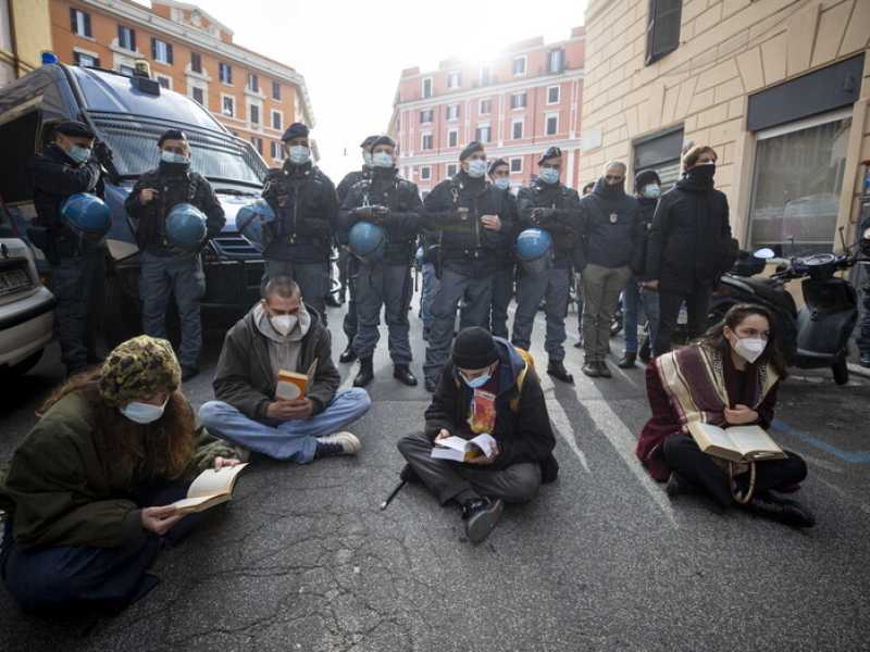 Gli sgomberi simultanei (Cinema Palazzo e Forza Nuova) e il testa-coda di Virginia Raggi